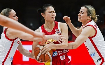 开云用户中心-光漂亮有什么用？女篮颜值姐妹花合计10中2，球迷：辜负宫鲁鸣
